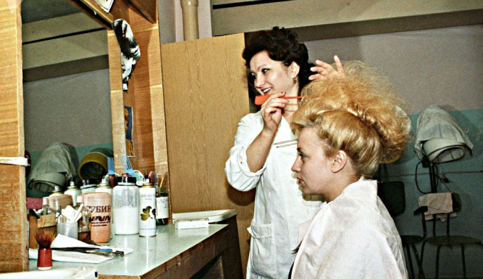 Создание причёски в СССР /Фото:dzen.ru