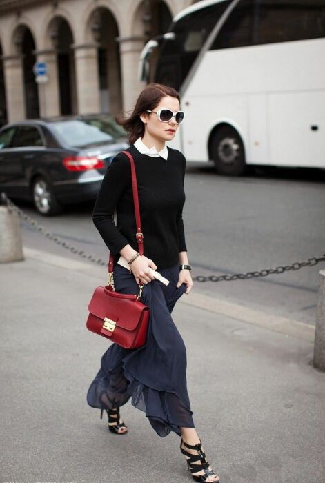 Яркий акцент в тёмном образе.