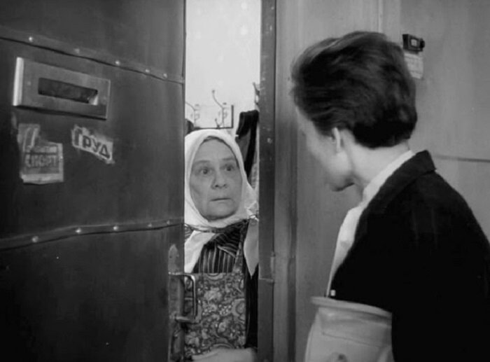 Кадр из советского фильма с дверью /Фото:dzen.ru