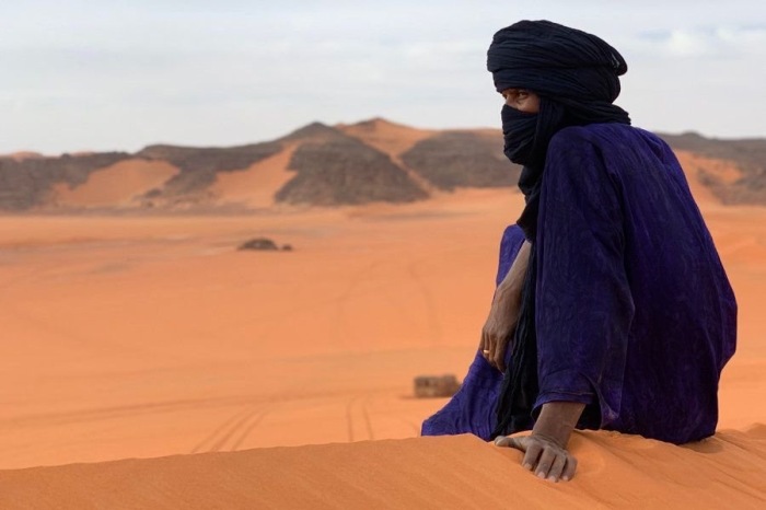 Человек в пустыне в чёрном /Фото:cwpnews.wordpress.com