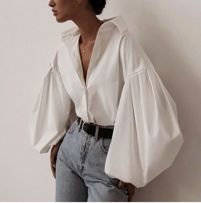  Необычная блузка и простые джинсы 