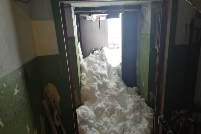 Заметеная снегом дверь /Фото:murmansk.mk.ru
