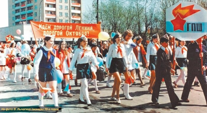 Пионеры на демонстрации /Фото:naobyave.ru