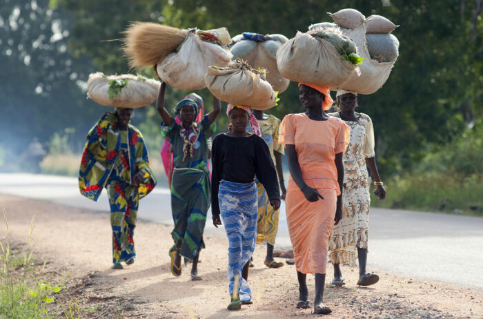 Женщины в Африке переносят грузы /Фото:zefirka.net