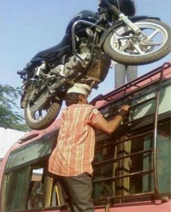 Так поднимают мотоциклы в Индии /Фото:bondik-kids.ru