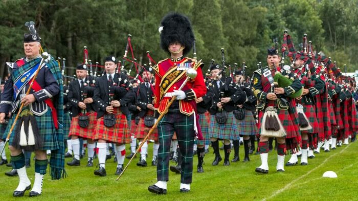У шотландских гвардейцев тоже меховые шапки /Фото:dzen.ru