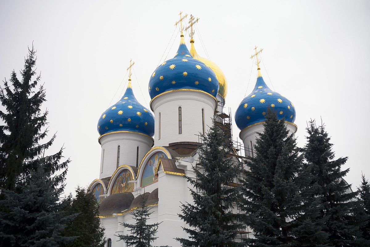 Успенский собор Тpoице-Сepгиевой лавры, четыре голубых купола украшены золотыми звёздами Фото:commons.wikimedia.org Успенский собор Тpoице-Сepгиевой лавры, четыре голубых купола украшены золотыми звёздами Фото:commons.wikimedia.org