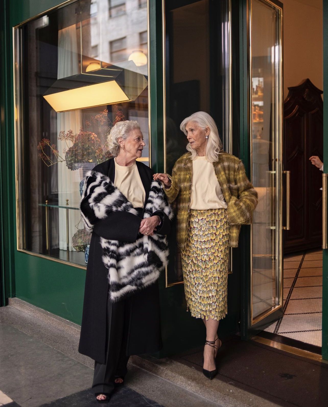 Даже с принтом очень элегантный образ 