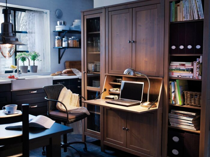 Рабочий стол в секретере очень удобно -/Фото:akrasdia.ru
