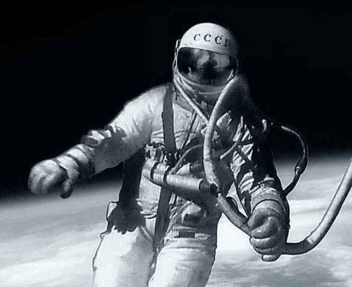 Алексей Леонов в открытом космосе /Фото:nyafoto.ru