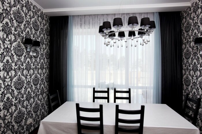 Тёмные шторы на кухне /Фото:akrasdia.ru
