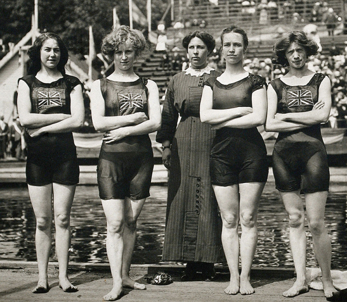 Первые варианты маек на женской команде по плаванию /Фото:mcmag.ru