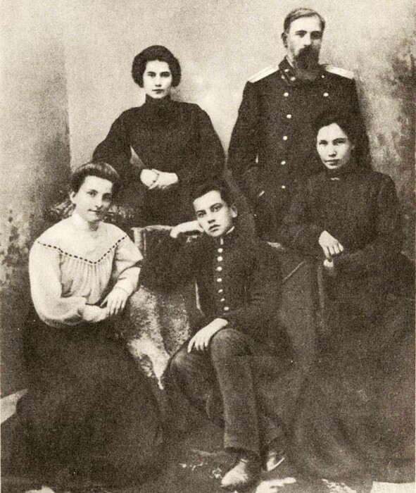 Маяковский с семьёй /Фото:protumse.ru