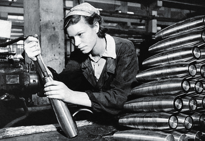 Женщина работающая на заводе во время Второй Мировой войны /Фото:zendiar.com