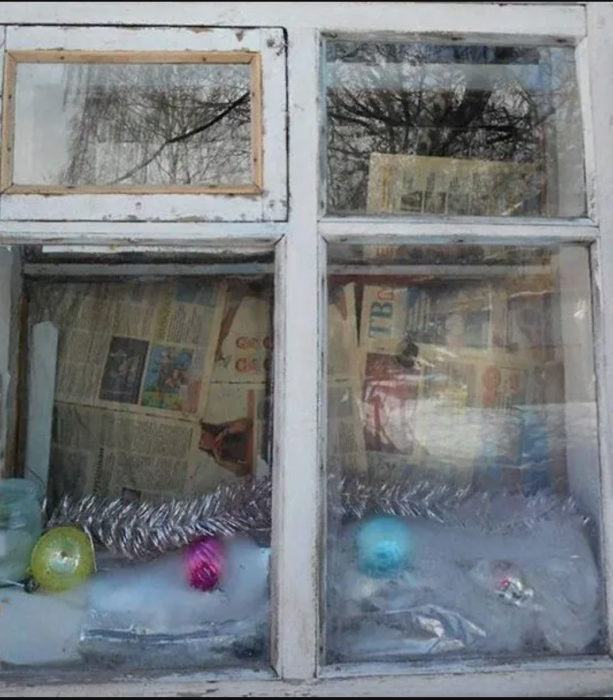 Окна не только заклеивали, но и декорировали на зиму /Фото:nashe-detstvo.livejournal.com