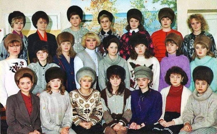Групповое фото в шапках советских женщин /Фото:/dzen.ru