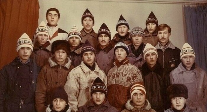 Мужчины в спортивных шапках «петушок» /Фото:capiton-mebel.ru