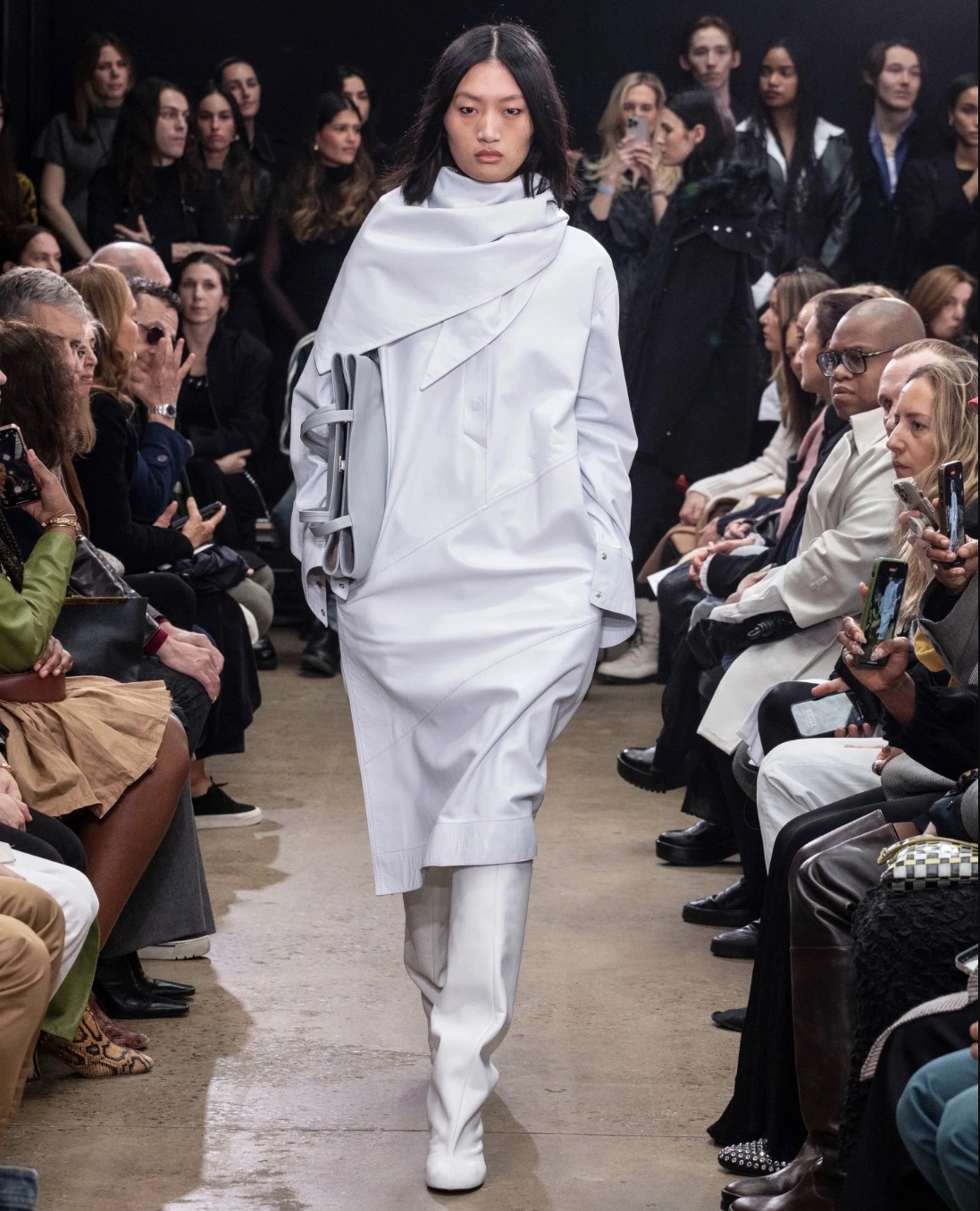 Шарф, повязанный треугольником.