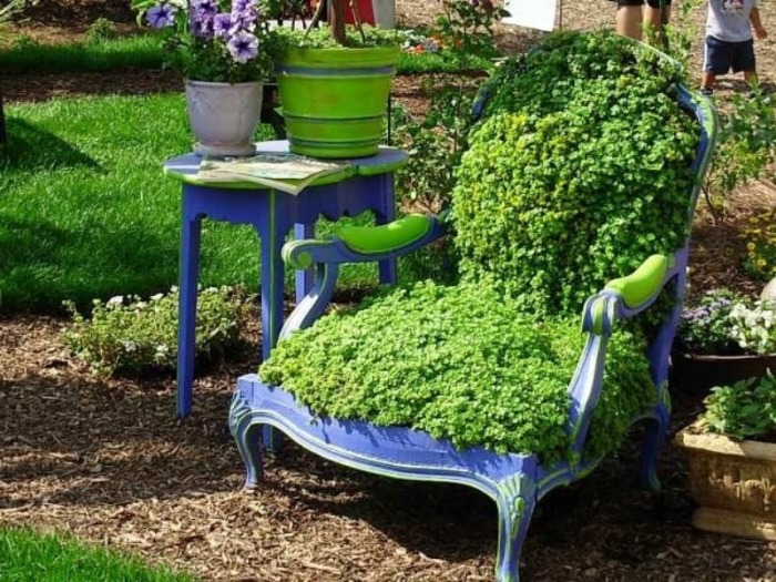 Можно дать стулу просто обрасти растениями /Фото:remont-samomy.ru