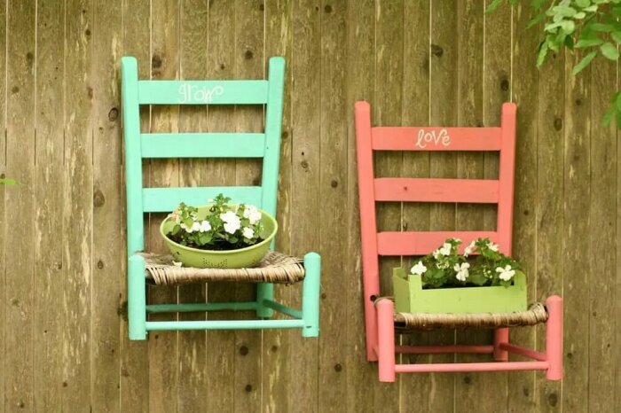 Прикрепляешь стул к забору и высаживаешь растения /Фото:flectone.ru