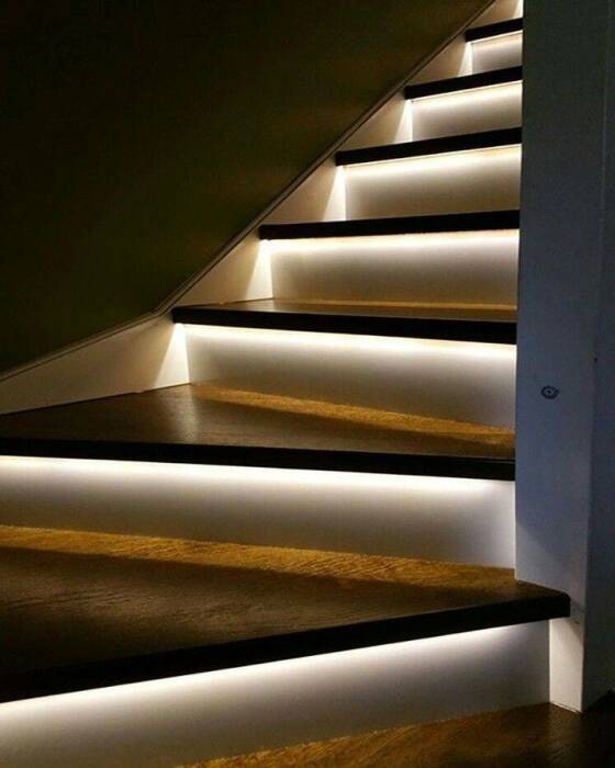 Подсветка лестницы очень удобна /Фото:proreiling.ru