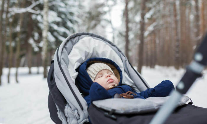 Малыши спят зимой на улице/spimalysh.ru