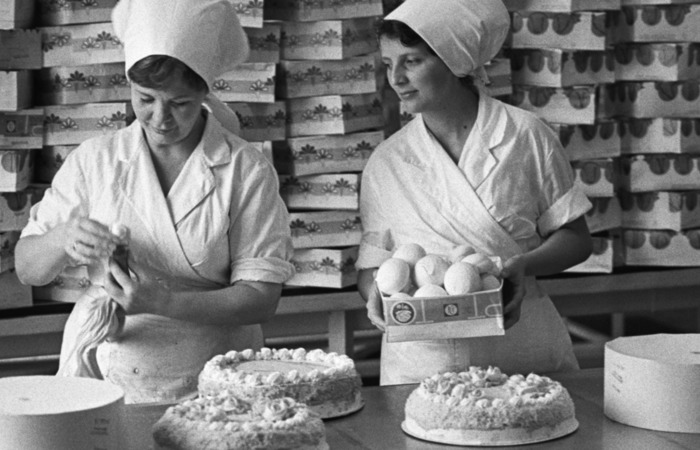 Кондитеры изготавливают торты и пирожные / Фото: mykaleidoscope.ru