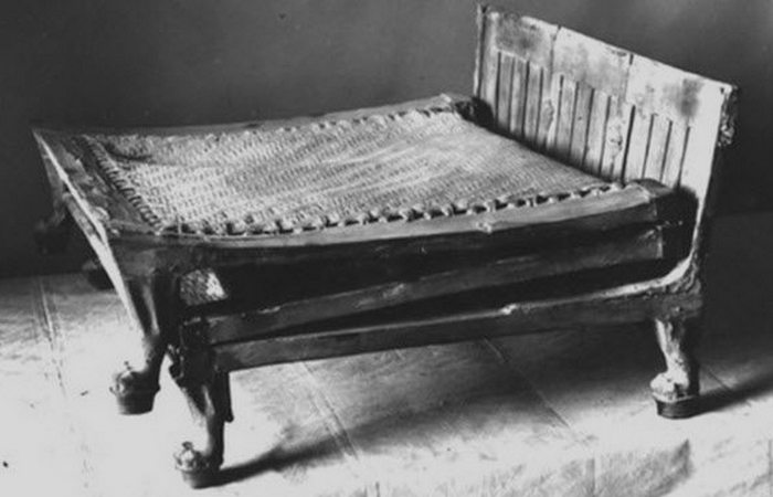 Вот как выглядела кровать в древние времена. / Фото: capiton-mebel.ru