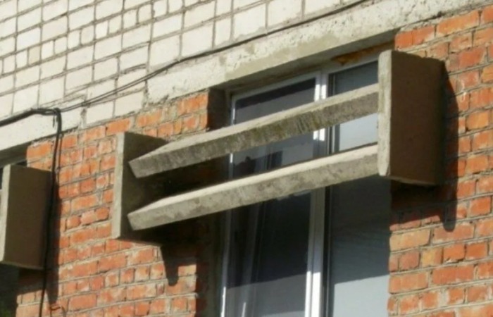 Бетонный «козырек» на здании/ Фото: avers35.ru