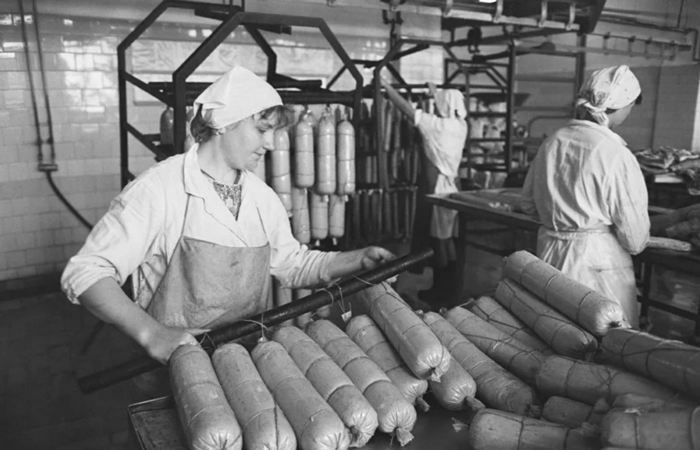 В Советском Союзе колбаса была весьма популярным продуктом / Фото: cont.ws