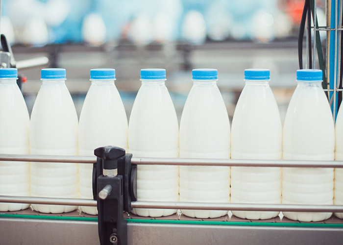 Сейчас молоко продают совершенно в других тарах / Фото: agrarii.com