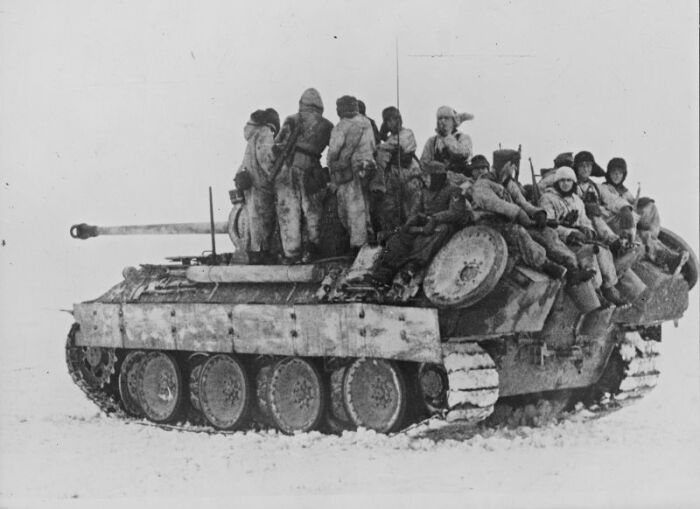 Немецкие солдаты едут зимой на танке / Фото: waralbum.ru