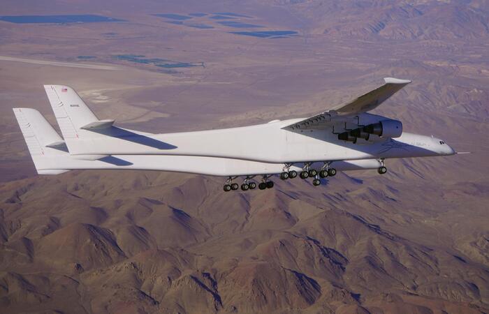 Самолет Stratolaunch model 351 выполняет полет / Фото: mavink.com