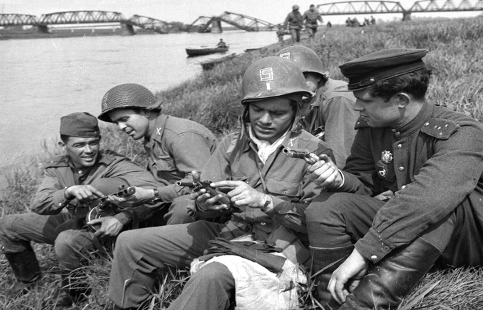 Советские солдаты в касках / Фото: vsi.reactor.cc