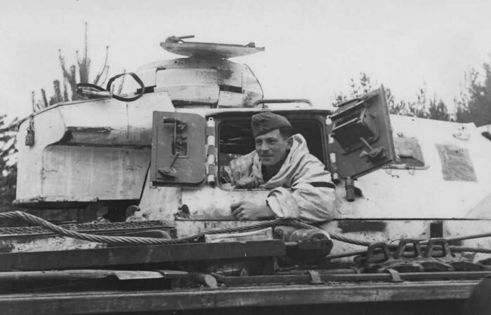 Немецкий солдат в танке / Фото: worldwarphotos.