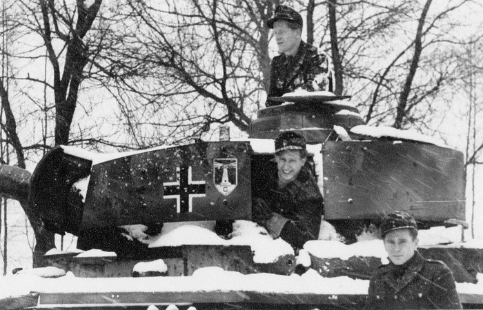 Немецкие солдаты около танка / Фото: waralbum.ru