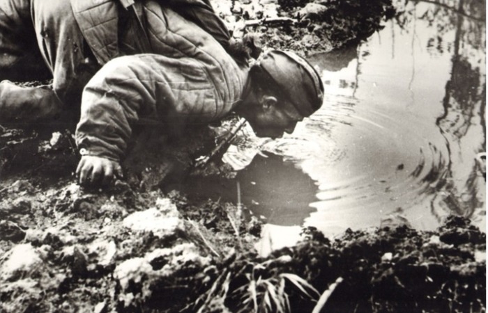 Солдат пьет из ручья / Фото: pokayadoma.ru