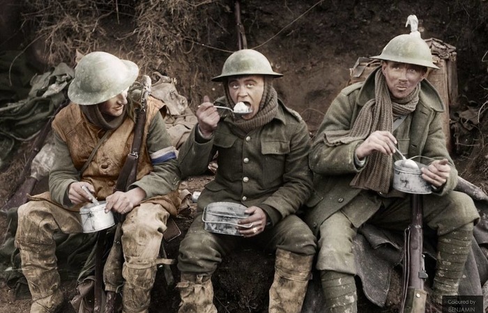 Так солдаты ужинали в полевых условиях. / Фото: disgustingmen.com