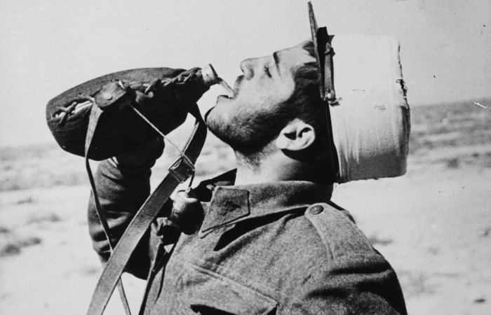 Французский солдат пьет воду из фляги / Фото: waralbum.ru