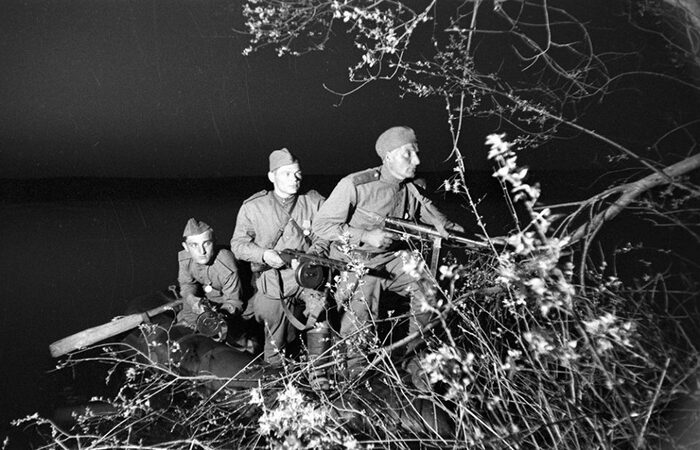 Советские солдаты идут в ночной бой / Фото: nstarikov.ru