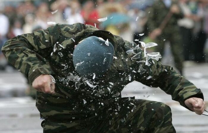 Десантник разбивает бутылку об голову / Фото: gb5kirov.ru