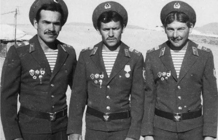 Советские десантники стоят в форме / Фото: krasivoe-foto.ru
