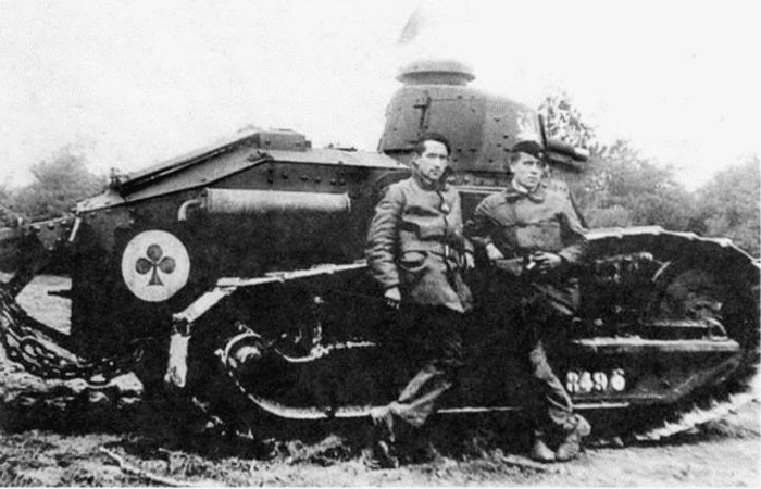 Командир и радист экипажа танка с одноместной башней / Фото: web.archive.org 