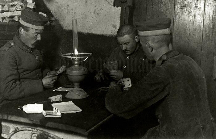 Солдаты играют в карты / Фото: fotostrana.ru