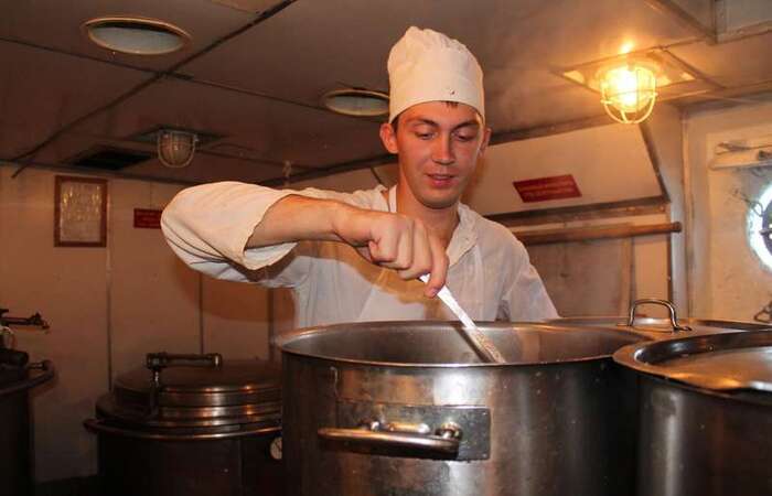 Кок готовит на кухне для моряков / Фото: mirtesen.ru