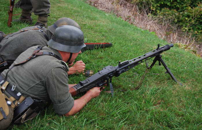 Солдаты высматривают цель для MG.42 / Фото: gunpowdermagazine.com