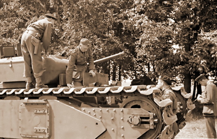 Британские солдаты ремонтируют танк «Черчилль» / Фото:warspot.ru