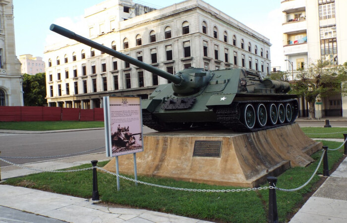 СУ-100 стоит в Гаване около музея революции / Фото: tankist-31.livejournal.com