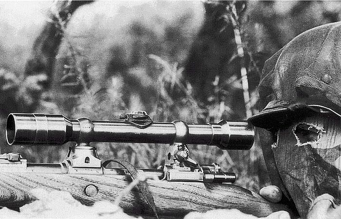 Скрывшийся немецкий снайпер / Фото: novyefoto.ru