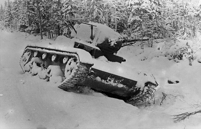 Советская боевая машина под снегом / Фото: rhtn59.livejournal.com